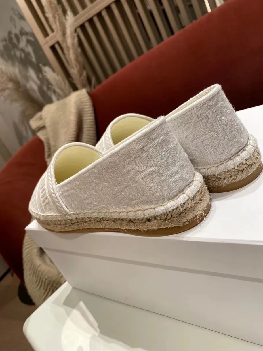 👟👟Ex-factory price 400👟👟 In 2020, new colors are coming simultaneously on the official website of the DIOR fisherman shoe series: original development, original anatomy display, exclusive outsole, you can compare as you like.  [Material] 1⃣️Sole: The only 1:1 exclusive rubber sole on the market 🌸. Fabric original embroidery. Lining: imported sheepskin, delicate and soft. [Size] 35-40.